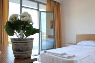 Отель Persani Hotel Солнечный Берег Двухместный номер с 1 кроватью или 2 отдельными кроватями и балконом-1